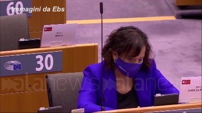Scene from Migranti, Von der Leyen: "Tutta Europa deve fare sua parte"