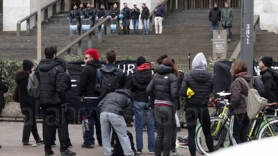 Scene from Cospito, presidio anarchici davanti Tribunale Milano: "Stato assassino"