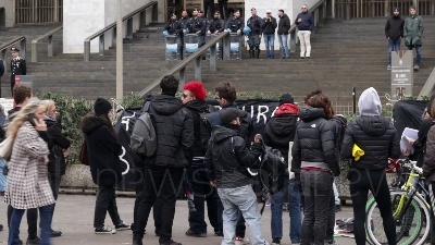 Scene from Cospito, presidio anarchici davanti Tribunale Milano: "Stato assassino"