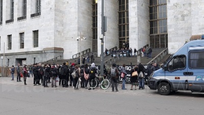 Scene from Cospito, presidio anarchici davanti Tribunale Milano: "Stato assassino"