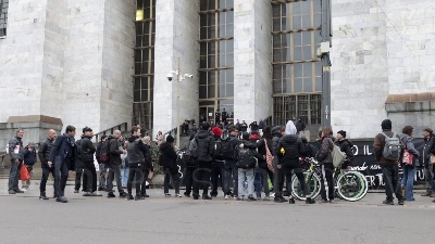 Scene from Cospito, presidio anarchici davanti Tribunale Milano: "Stato assassino"