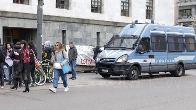 Scene from Cospito, presidio anarchici davanti Tribunale Milano: "Stato assassino"