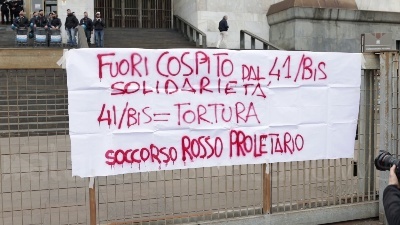 Scene from Cospito, presidio anarchici davanti Tribunale Milano: "Stato assassino"