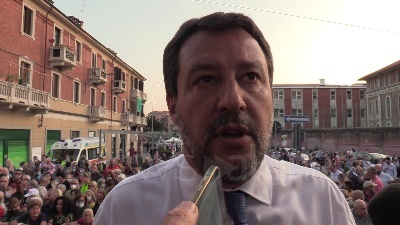Scene from Morisi, botta e risposta tra Salvini e giornalista: "Ma chi è? Perché ha questa fissa?"