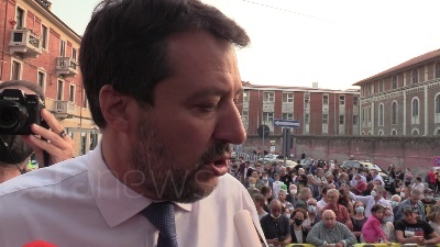 Scene from Morisi, botta e risposta tra Salvini e giornalista: "Ma chi è? Perché ha questa fissa?"
