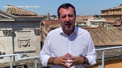 Scene from Ucciso in piazza a Voghera, Salvini: "L'ipotesi è di legittima difesa"