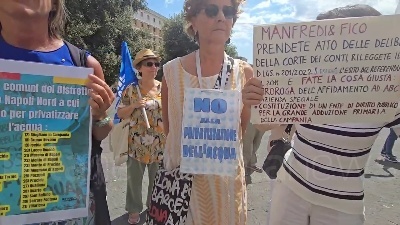 Scene from Acqua pubblica, corteo a Napoli: "Fico e Manfredi ascoltateci"