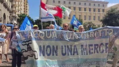 Scene from Acqua pubblica, corteo a Napoli: "Fico e Manfredi ascoltateci"