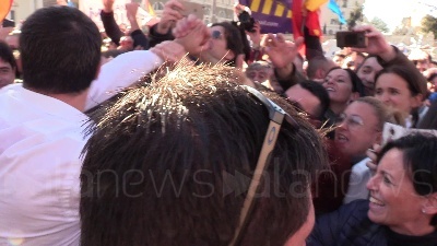 Scene from Manifestazione Lega, Salvini si tuffa...