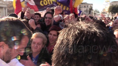 Scene from Manifestazione Lega, Salvini si tuffa...