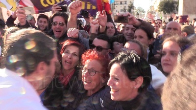 Scene from Manifestazione Lega, Salvini si tuffa...
