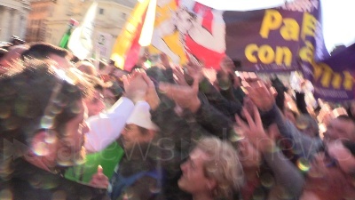 Scene from Manifestazione Lega, Salvini si tuffa...