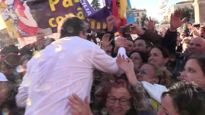 Scene from Manifestazione Lega, Salvini si tuffa...