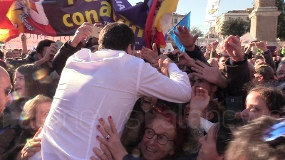 Scene from Manifestazione Lega, Salvini si tuffa...