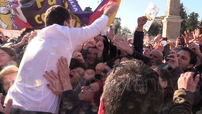Scene from Manifestazione Lega, Salvini si tuffa...