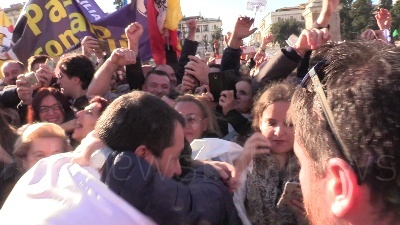 Scene from Manifestazione Lega, Salvini si tuffa...