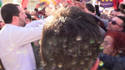 Scene from Manifestazione Lega, Salvini si tuffa...