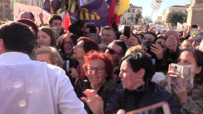 Scene from Manifestazione Lega, Salvini si tuffa...