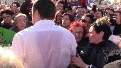 Scene from Manifestazione Lega, Salvini si tuffa...