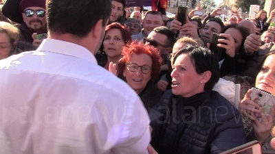 Scene from Manifestazione Lega, Salvini si tuffa...