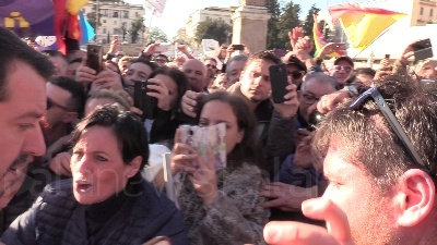 Scene from Manifestazione Lega, Salvini si tuffa...