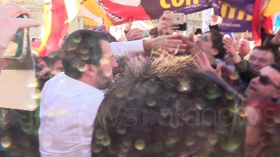 Scene from Manifestazione Lega, Salvini si tuffa...