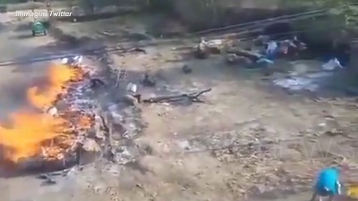 Scene from India, bruciati in strada i corpi dei morti per Covid