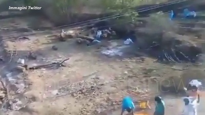 Scene from India, bruciati in strada i corpi dei morti per Covid