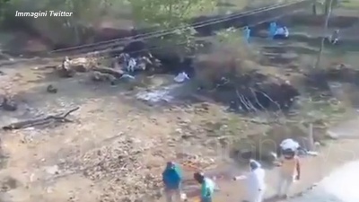 Scene from India, bruciati in strada i corpi dei morti per Covid