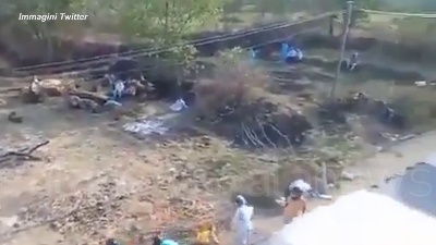 Scene from India, bruciati in strada i corpi dei morti per Covid