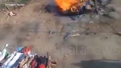Scene from India, bruciati in strada i corpi dei morti per Covid