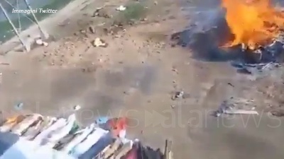 Scene from India, bruciati in strada i corpi dei morti per Covid