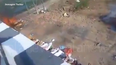 Scene from India, bruciati in strada i corpi dei morti per Covid