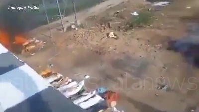 Scene from India, bruciati in strada i corpi dei morti per Covid