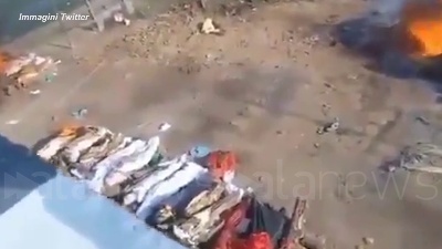 Scene from India, bruciati in strada i corpi dei morti per Covid