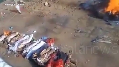 Scene from India, bruciati in strada i corpi dei morti per Covid