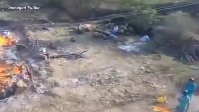 Scene from India, bruciati in strada i corpi dei morti per Covid