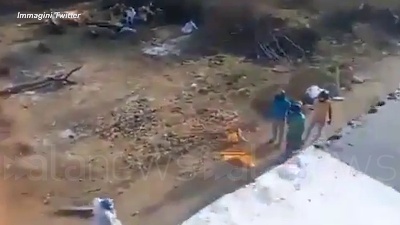 Scene from India, bruciati in strada i corpi dei morti per Covid