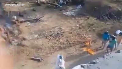 Scene from India, bruciati in strada i corpi dei morti per Covid