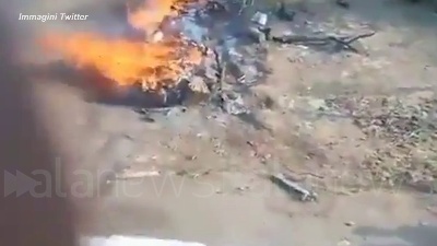 Scene from India, bruciati in strada i corpi dei morti per Covid