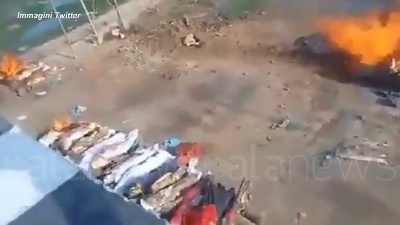 Scene from India, bruciati in strada i corpi dei morti per Covid
