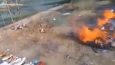 Scene from India, bruciati in strada i corpi dei morti per Covid