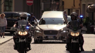 Scene from Nadia Toffa, l'applauso all'arrivo del feretro in Duomo