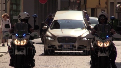 Scene from Nadia Toffa, l'applauso all'arrivo del feretro in Duomo