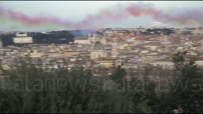 Scene from Mattarella, il doppio sorvolo delle Frecce Tricolori visto dal Gianicolo