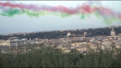 Scene from Mattarella, il doppio sorvolo delle Frecce Tricolori visto dal Gianicolo