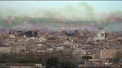 Scene from Mattarella, il doppio sorvolo delle Frecce Tricolori visto dal Gianicolo