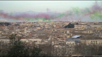 Scene from Mattarella, il doppio sorvolo delle Frecce Tricolori visto dal Gianicolo