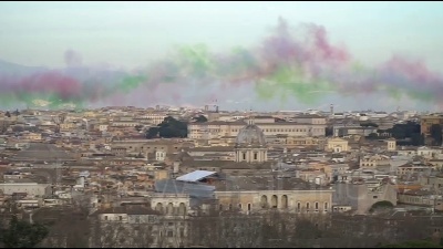 Scene from Mattarella, il doppio sorvolo delle Frecce Tricolori visto dal Gianicolo
