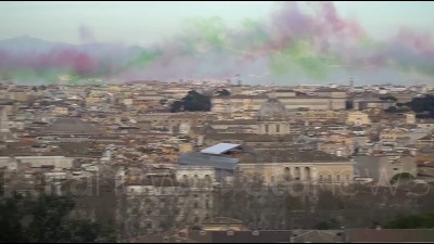 Scene from Mattarella, il doppio sorvolo delle Frecce Tricolori visto dal Gianicolo